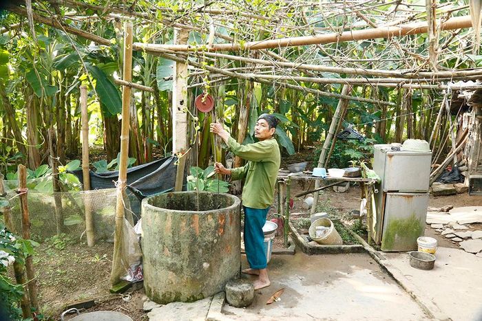 Không có nước sạch sinh hoạt, người lao động lập trại sản xuất bên bãi nổi phải dùng nước giếng đào, đánh phèn.