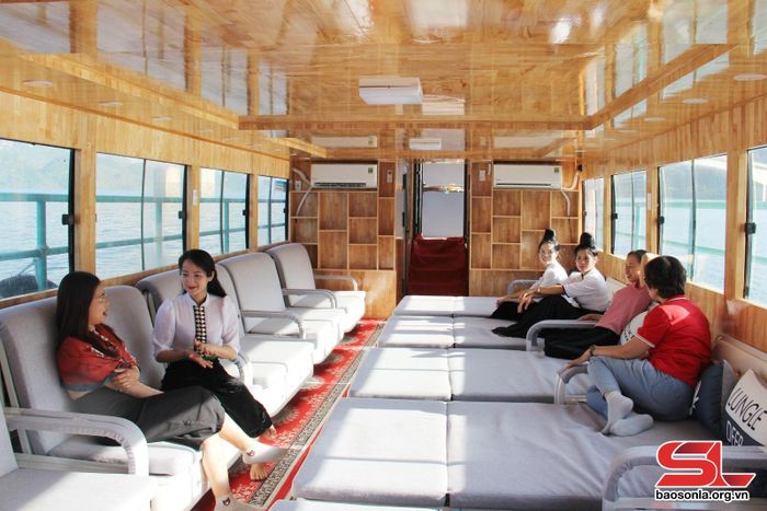 Công ty TNHH Thương mại và Dịch vụ Trung Kiên, huyện Quỳnh Nhai đầu tư mới thuyền chở khách 3 tầng, có phòng ngủ hiện đại.