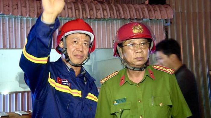 Đại tá Nguyễn Anh Hùng, Phó Giám đốc Công an tỉnh Bà Rịa-Vũng Tàu trực tiếp có mặt tại hiện trường chỉ đạo chữa cháy.