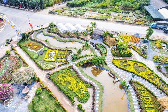 Những biểu tượng ý nghĩa được bàn tay người nông dân trồng hoa Xuân Quan sáng tạo. Ảnh: NVCC