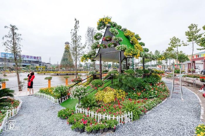 Bất kỳ nơi nào trong khu vực Lễ hội hoa cũng thành nơi check-in và selfie lý tưởng cho khách tới đây. Ảnh: NVCC