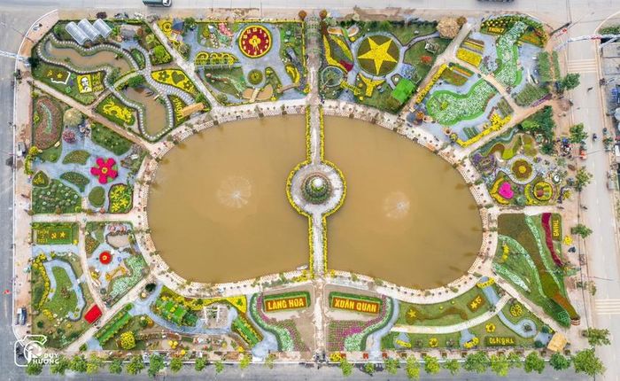 Tháp hoa Xuân Quan cao 13 m, được trang trí bởi 500 chậu hoa dạ yến thảo, nổi bật giữa không gian hồ rộng 2.000 m2 nằm ở trung tâm xã Xuân Quan. Tính đến thời điểm này, tháp hoa được đánh giá lớn nhất khu vực miền Bắc. Ảnh: NVCC
