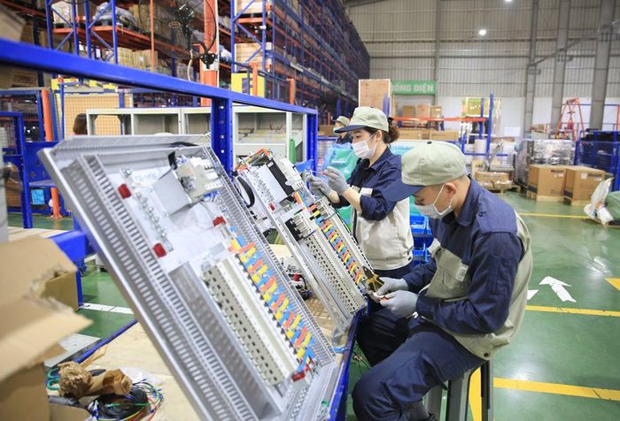 Việc hoàn thuế giá trị gia tăng giúp doanh nghiệp có thêm nguồn vốn để phát triển sản xuất, kinh doanh. Trong ảnh: Sản xuất thiết bị điện tại Công ty cổ phần Kỹ thuật công nghiệp Á Châu (huyện Thường Tín). Ảnh: Nguyễn Quang