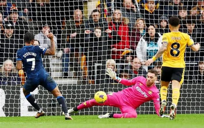 Sterling có pha bỏ lỡ khó tin khi đối mặt với thủ thành Jose Sa. Ảnh: Getty