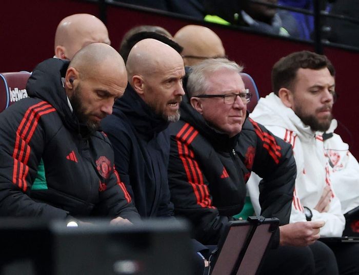  Ten Hag không nhận được sự hỗ trợ từ bộ sâu am hiểu bóng đá như Ajax trước đây. 