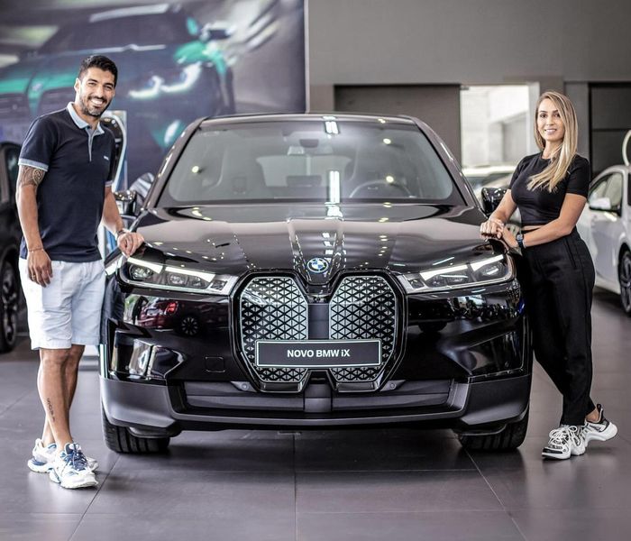  Gần đây, Suarez được nhìn thấy sử dụng chiếc BMW iX, giá 69.000 bảng. Chiếc iX chạy hoàn toàn bằng điện. Phiên bản cao cấp nhất sở hữu gói pin có dung lượng 70 kWh, cung cấp phạm vi hoạt động tối đa 400 km cho một lần sạc đầy. Khi sang Mỹ chơi bóng, khả năng Suarez lại tậu một chiếc xế hộp khác để phục vụ nhu cầu của bản thân. 