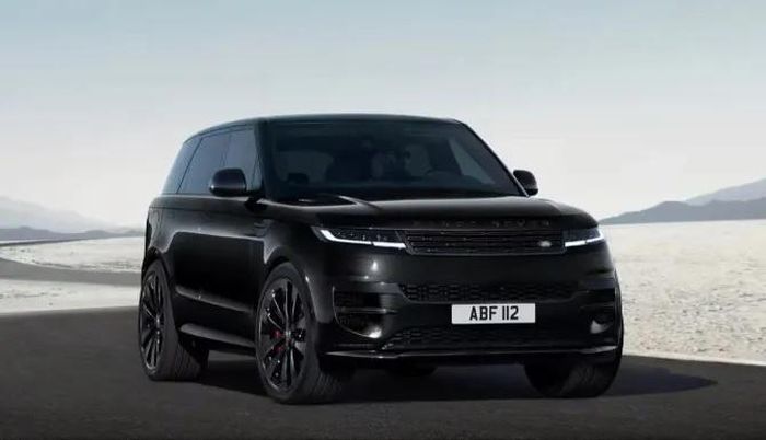  Range Rover là chiếc xe ưa thích của phần lớn cầu thủ trên thế giới vì thiết kế đa dụng, Suarez cũng không ngoại lệ. Chiếc xe này có giá gần 100.000 bảng. Nó trang bị động cơ V6, dung tích 3,0 lít.