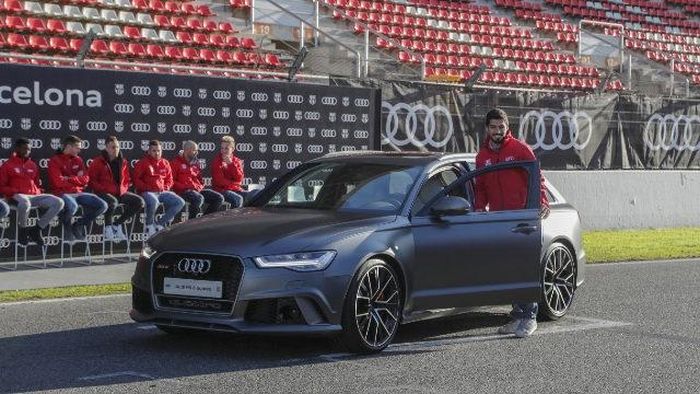  Sau này, Suarez còn "thửa" thêm chiếc Audi RS6 Avant có giá lên tới 115.000 bảng. Không chỉ là chiếc xe đắt nhất, mà còn nhanh nhất trong gara xe nhà Suarez với khả năng đạt tốc độ 0-100 km/h chỉ trong 3,6 giây. Xe được trang bị động cơ V8 tăng áp, dung tích 4,0 lít, công suất 600 mã lực. 