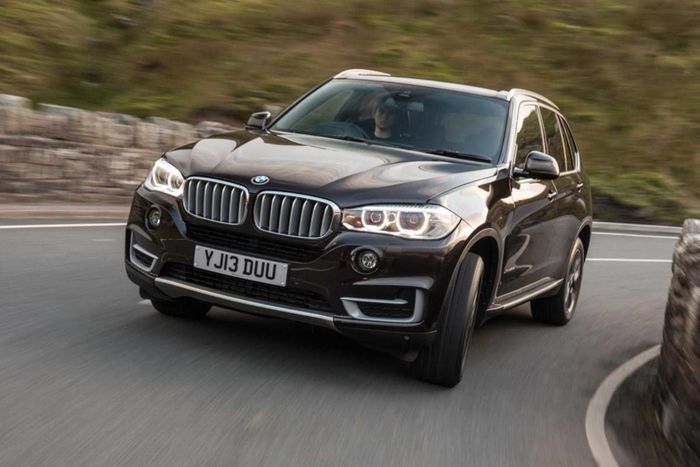  BMW X5 cũng là một mẫu xe được giới cầu thủ "chọn mặt, gửi vàng". Chân sút người Uruguay thường xuyên được nhìn thấy lái chiếc xe trị giá 70.000 bảng này tới sân tập trong năm cuối khoác áo Barcelona. Đây là kiểu xe sang trọng, cỡ trung, sử dụng động cơ turbo diesel, dung tích 3,0 lít tạo ra công suất 286 mã lực. 