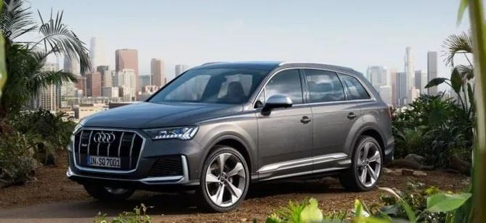  Hãng Audi từng tài trợ cho Barcelona đến năm 2019. Khi ấy, Suarez tậu cho mình chiếc Audi SQ7 có giá 87.000 bảng, được trang bị động cơ 4 lít V8 cho công suất 435 mã lực. Audi SQ7 được đánh giá là sự kết hợp hoàn hảo giữa một chiếc SUV và một chiếc xe thể thao. 