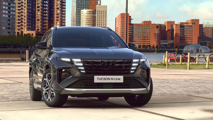  Khi còn khoác áo Atletico Madrid, Suarez chọn dòng xe mà Hyundai tài trợ cho CLB. Mẫu Hyundai Tucson N-Line có giá 32.000 bảng. Đây là phiên bản thể thao được trang bị động cơ I4 2.5 lít, sản sinh công suất tối đa 187 mã lực và mô-men xoắn 241 Nm. 