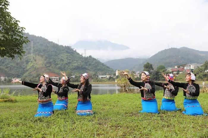 Các thiếu nữ Si La trong trang phục dân tộc truyền thống