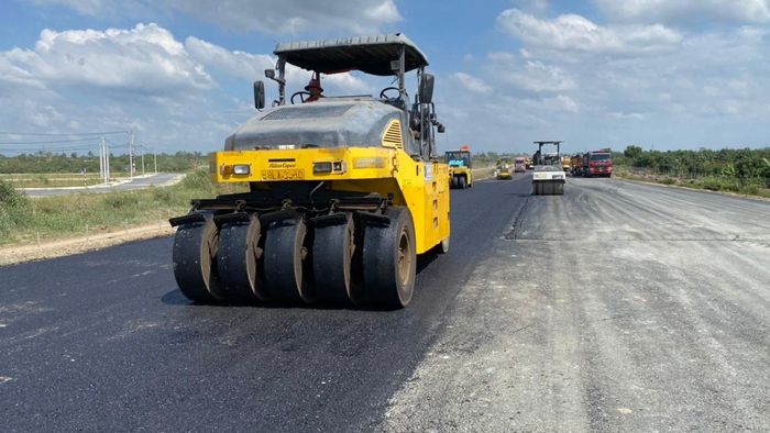 Gấp rút thi công mặt đường cao tốc Mỹ Thuận - Cần Thơ trước ngày đưa vào sử dụng 