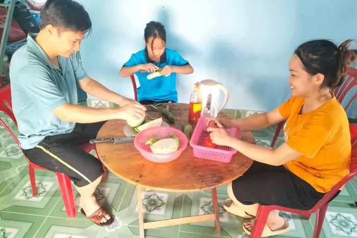 Dù cách xa nhau cả trăm cây số, nhưng gia đình anh Hóa và chị Ve vẫn giữ được lửa yêu thương. (Nguồn: Backan.gov.vn)