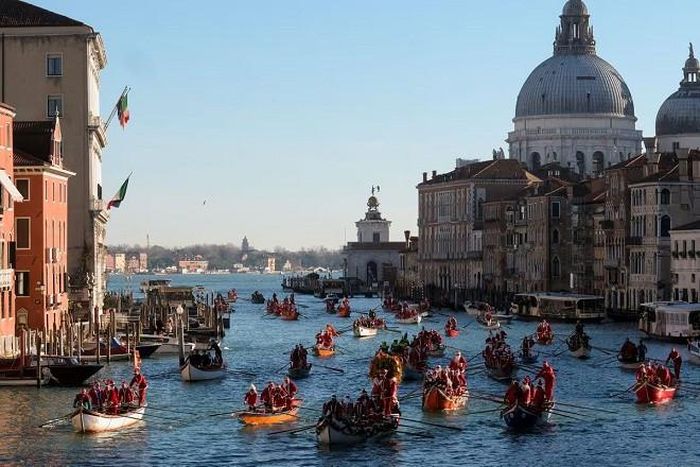 Cuộc thi chèo thuyền của các ông già Noel ở Venice, Italia. Ảnh: Reuters