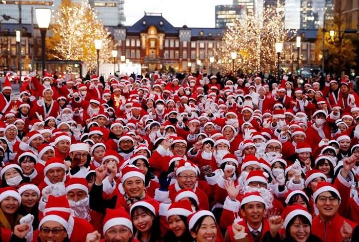 Các ông già Noel tạo dáng chụp ảnh trước sự kiện phát quà và dọn dẹp đường phố để chào mừng Giáng sinh ở Tokyo, Nhật Bản. Ảnh: Reuters