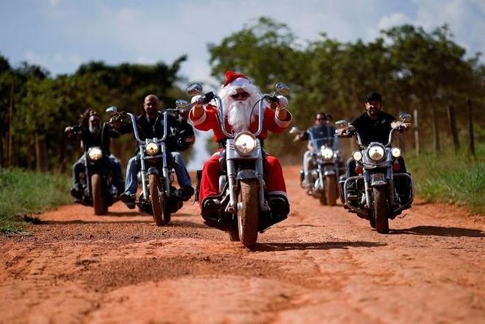 Ông già Noel lái mô tô ở Santo Antonio do Descoberto, bang Goias, Brazil. Ảnh: Reuters