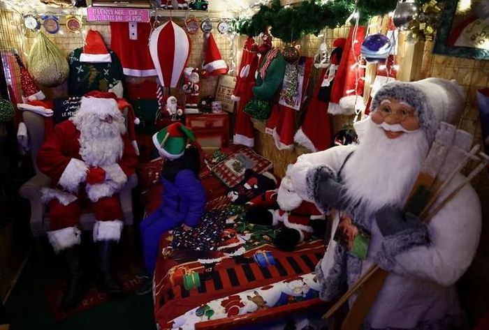 Ông già Noel nói chuyện với đứa trẻ tại ngôi làng Giáng sinh ở Beauvechain, Bỉ. Ảnh: Reuters