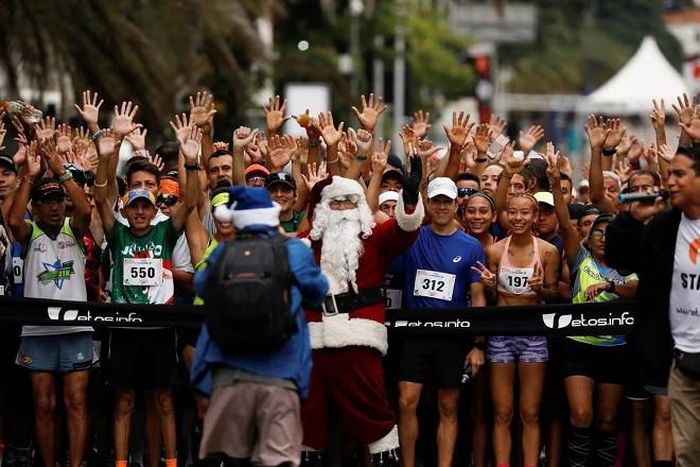 Hóa trang thành ông già Noel đẻ tham gia cuộc đua 10km ở Caracas, Venezuela. Ảnh: Reuters