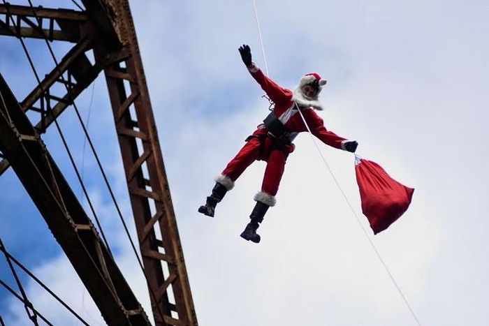 Lính cứu hỏa trong trang phục ông già Noel tặng đồ chơi cho trẻ em tại khu phố Jesus de la Buena Esperanza ở Guatemala. Ảnh: Reuters