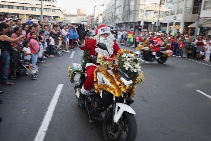 Một sĩ quan cảnh sát thuộc đội giao thông trong trang phục ông già Noel lái xe máy qua đường phố Lima ở Peru. Ảnh: Reuters