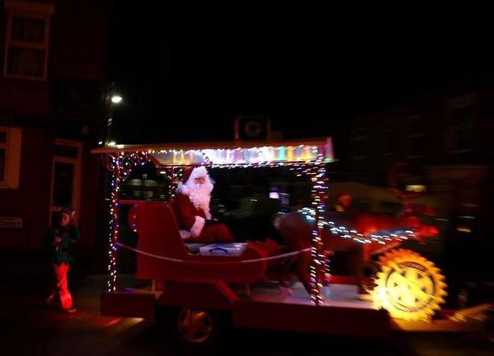 Người đàn ông hóa trang thành ông già Noel đi xe ngựa ở Northwich, Anh. Ảnh: Reuters