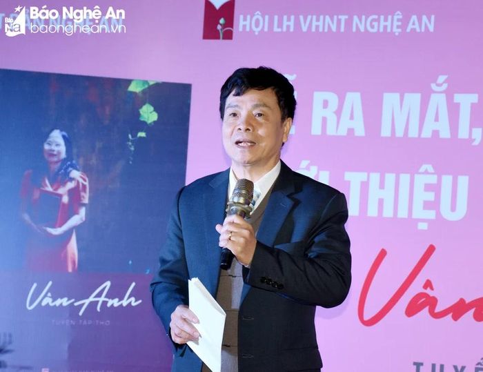 PGS-TS Đinh Trí Dũng - Phó Chủ tịch Hội Liên hiệp Văn học - Nghệ thuật tỉnh phát biểu cảm nhận về cuốn sách "Vân Anh - Tuyển tập thơ". Ảnh: Công Khang