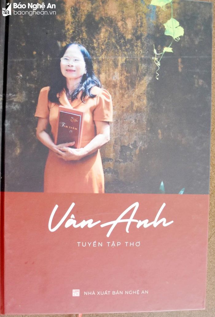 Cuốn sách "Vân Anh - Tuyển tập thơ". Ảnh: Công Khang
