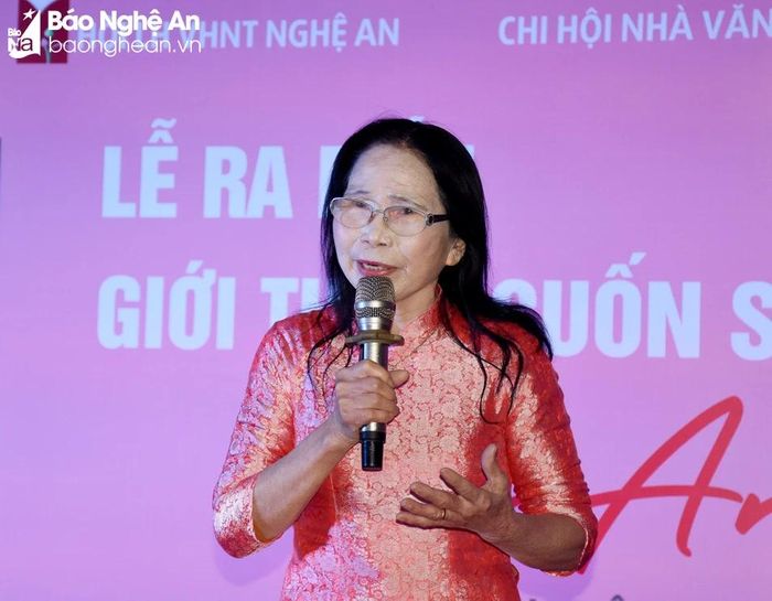 Nhà thơ Vân Anh chia sẻ về quá trình sáng tác thơ. Ảnh: Công Khang