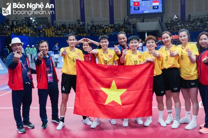  Vận động viên Nguyễn Thị My của Trung tâm Huấn luyện và Thi đấu TDTT Nghệ An (thứ 4 từ trái sang) cùng các đồng đội giành tấm Huy chương Vàng lịch sử cho cầu mây nữ Việt Nam tại ASIAD 2023. Ảnh: NVCC 