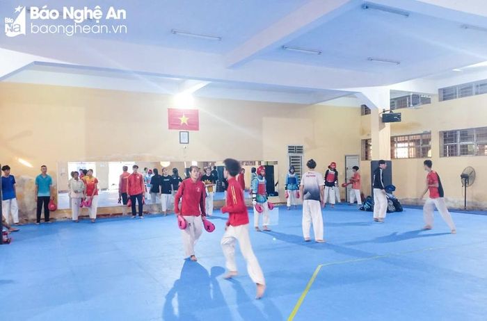 Một buổi tập của các vận động viên Taekwondo thuộc Trung tâm Huấn luyện và Thi đấu thể dục thể thao Nghệ An. Ảnh: Minh Quân 