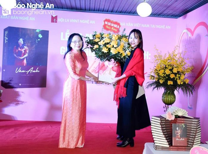  Lãnh đạo Nhà xuất bản Nghệ An chúc mừng nhà thơ Vân Anh. Ảnh: Công Khang 