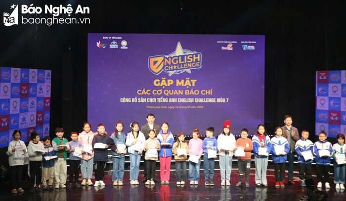  Ban tổ chức trao quà cho 36 thí sinh xuất sắc nhất được chọn vào vòng thi tuần. Ảnh: Mỹ Hà 