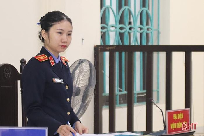 Đại diện Viện Kiểm sát nhân dân TP Hà Tĩnh công bố bản cáo trạng.