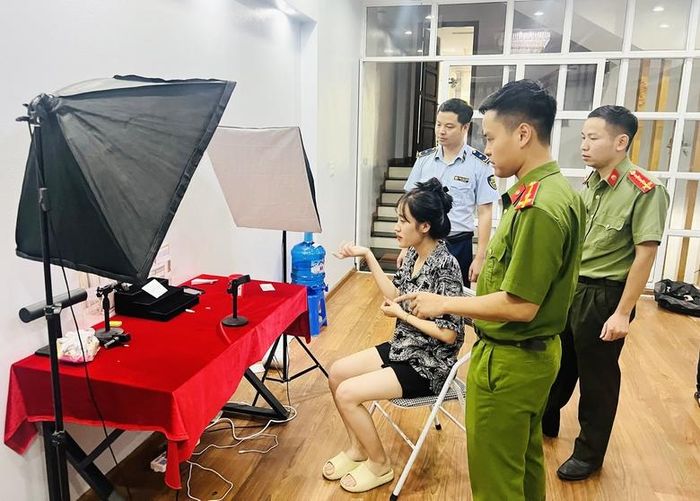  Lực lượng chức năng kiểm tra tại một cơ sở kinh doanh trang sức thời trang đồ mỹ ký. 