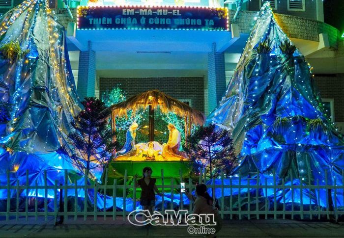 Chụp hình lưu niệm trong những ngày vui lễ Giáng sinh.