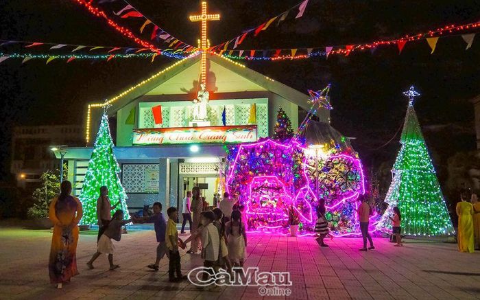 Dưới ánh đèn lung linh, nhiều người lớn và trẻ em đến vui đón Giáng sinh tại Nhà thờ Ao kho, Phường 7, TP Cà Mau
