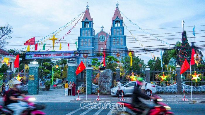 Nhà thờ giáo xứ Cà Mau (Phường 6, TP Cà Mau) cũng trang trí công phu, ở bên ngoài có trang trí những chiếc đèn ngôi sao. Những chiếc đèn này có ý nghĩa đặc biệt trong lễ Giáng sinh: Theo tương truyền, lúc Chúa Giê-su vừa chào đời thì trên trời xuất hiện một ngôi sao rực rỡ, ánh sáng tỏa ra mấy trăm dặm.