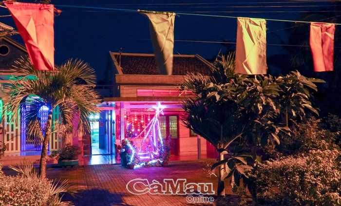 Về xóm đạo Hòa Thành thời điểm này về đêm sẽ thấy rất nhiều hộ dân trang trí hang đá, treo cờ trước nhà thể hiện lòng biết ơn và mừng Chúa sinh ra đời.