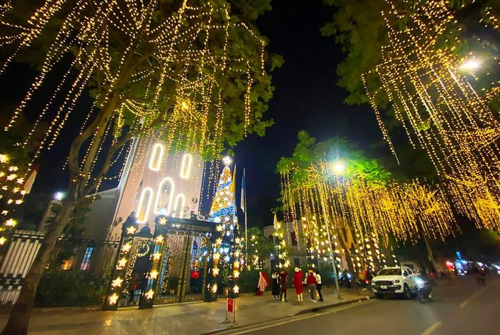 Ánh đèn trang trí rực rỡ khu vực Nhà thờ Hàm Long.