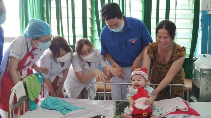 Một bệnh nhi cười tươi khi nhận quà Giáng sinh.