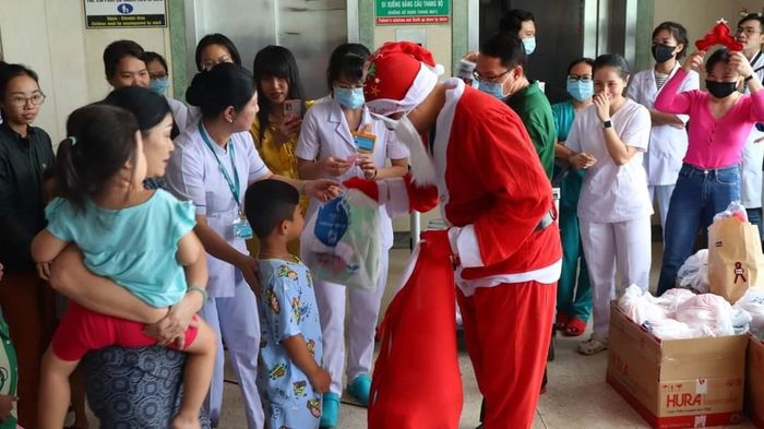 Hơn 150 phần quà đã được trao đến các bệnh nhi.