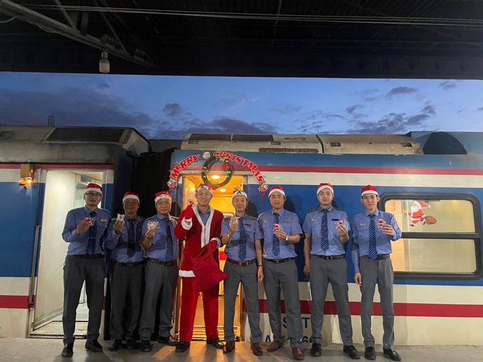 Các tiếp viên trên đoàn tàu SE4 hóa thân thành ông già Noel, chào đón hành khách.