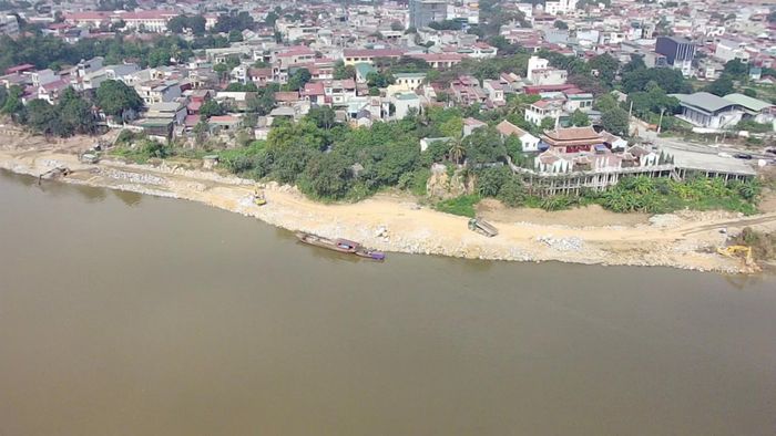 Việc thực hiện kè sông nhằm bảo vệ an toàn cho người dân ở TX Phú Thọ. Ảnh: Ngô Hùng.