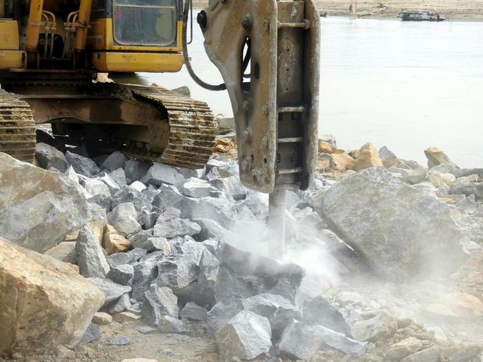 Nếu kích thước đá chưa đảm bảo, sẽ có máy móc đục nhỏ theo đúng quy chuẩn. Ảnh: Ngô Hùng.