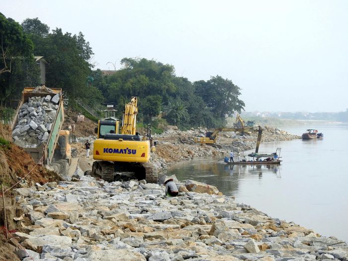 Trước tình hình trên, UBND tỉnh Phú Thọ đã có văn bản công bố tình huống khẩn cấp về thiên tai. Đồng thời, giao Sở Nông nghiệp và Phát triển nông thôn quản lý, tổ chức, triển khai thực hiện dự án xử lý khẩn cấp sự cố sạt lở bờ, vỡ đê tả sông Thao với kinh phí ước tính khoảng 100 tỷ đồng. Ảnh: Ngô Hùng.