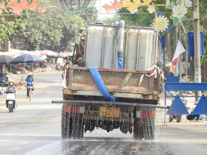Vấn đề bảo vệ môi trường cũng được đơn vị thi công quan tâm, hạn chế ảnh hưởng đến đời sống của người dân. Ảnh: Ngô Hùng.