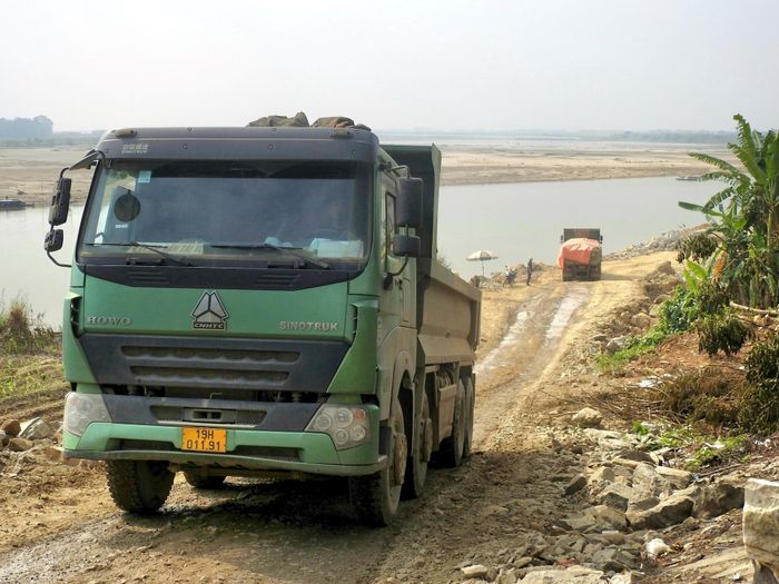 Không khí làm việc khẩn trương nhằm sớm hoàn thành tuyến kè để bảo vệ an toàn cho người dân ở TX Phú Thọ. Ảnh: Ngô Hùng.