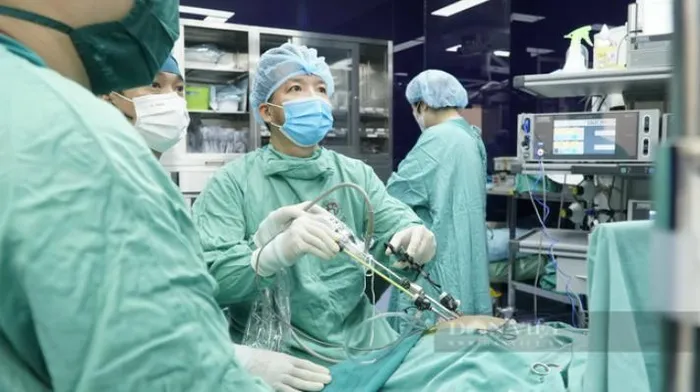  PGS.TS Trần Ngọc Sơn, Phó giám đốc Bệnh viện Đa khoa Xanh Pôn (Hà Nội) đang tiến hành mổ nội soi ống mật 1 lỗ cho bệnh nhân. Ảnh: BVCC/Dân Việt. 