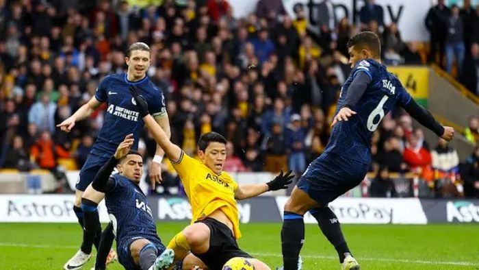 Lần đầu tiên sau 28 năm, giải Ngoại hạng Anh mới có trận đấu vào đúng đêm Giáng sinh khi Chelsea làm khách Wolves.